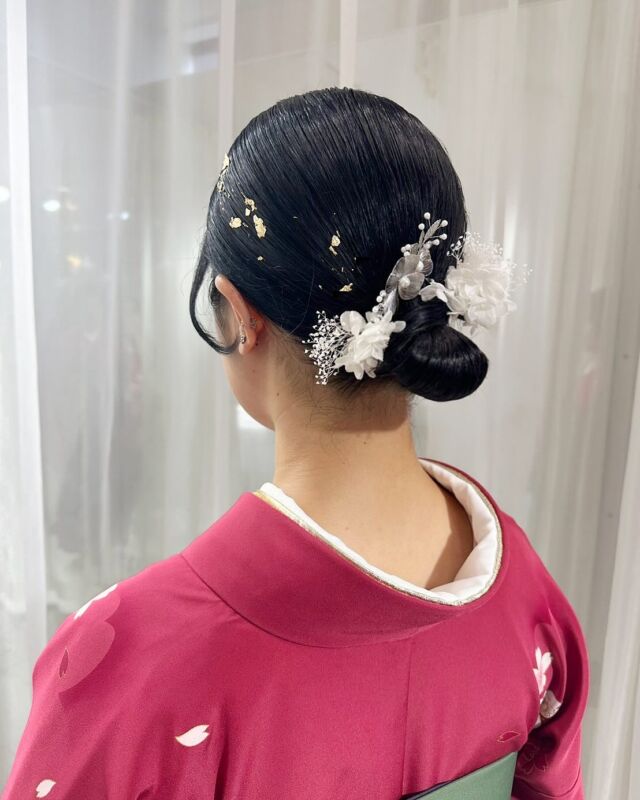 卒業式ヘア️🩵

ボブの方でもできるシニヨン✨
しっかりとツヤを出して金箔と髪飾りで華やかに仕上げました❁⃘*.ﾟ

 #タイトシニヨン

𓂃𓂃𓂃𓂃𓂃𓂃𓂃𓂃𓂃𓂃𓂃𓂃𓂃𓂃𓂃

2026年袴レンタル✨

二尺袖、振袖袴、先生袴…🎓🌸

可愛い袴コーディネートは
ウェデュールマリアへお任せ下さい‪🤍

【袴レンタル】16,500円～

コーディネーターが
お客様のご希望に寄り添います＊

ヘアメイク、撮影もご相談ください📸

さらに、
当店でご成約頂いたお客様に限り
お友達ご紹介キャンペーンも行っております✨️
紹介特典：Amazonギフト券3,000円分

詳しくはお電話または、公式LINEよりお問い合わせください。

𓂃𓂃𓂃𓂃𓂃𓂃𓂃𓂃𓂃𓂃𓂃𓂃𓂃𓂃𓂃

  試着予約は公式LINEにて受付中です𓈒𓏸︎︎︎︎ 

 ▷ @weddiurlmaria

𓂃𓂃𓂃𓂃𓂃𓂃𓂃𓂃𓂃𓂃𓂃𓂃𓂃𓂃𓂃

  𝘞𝘌𝘋𝘋𝘐𝘜𝘙𝘓 𝘔𝘈𝘙𝘐𝘈

📍 山梨県中巨摩郡昭和町飯喰457-5

  𝖳𝖤𝖫  055-225-6307
  𝖨𝗇𝗌𝗍𝖺𝗀𝗋𝖺𝗆 👗@weddiurlmaria 
  𝖨𝗇𝗌𝗍𝖺𝗀𝗋𝖺𝗆 💄@weddiurlmaria_hairmake

 
#卒業式 #卒業式袴 #卒業袴 #袴 #山梨着物レンタル #山梨成人式 #成人式 #ヘアメイク #着物 #kimono #着物ヘア #成人式撮影 #成人式前撮り #卒業袴 #卒業式ヘア前撮り #前撮り#撮影 #撮影会 #ウェデュールマリア