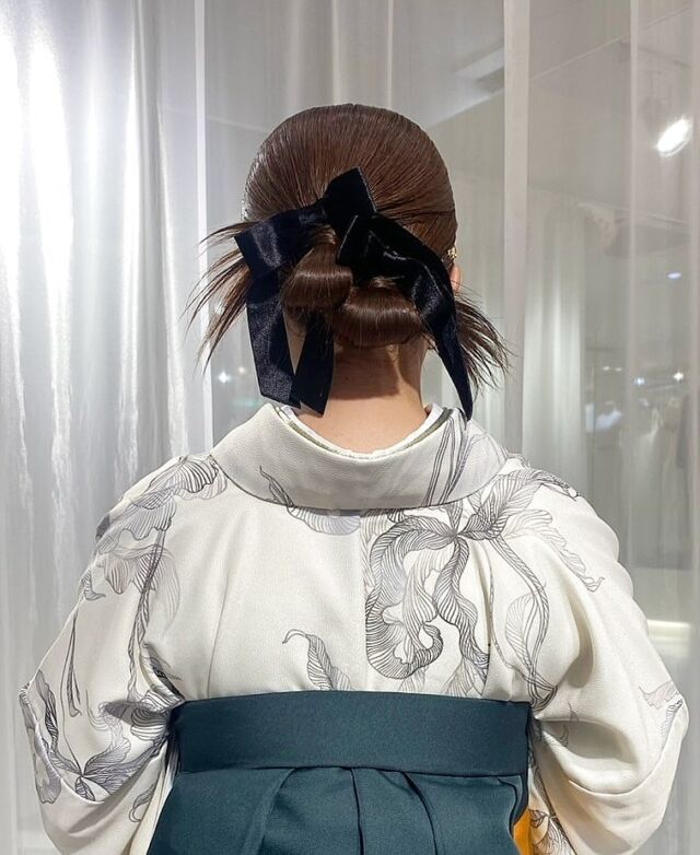 卒業式ヘア️🩵

シンプルなカチモリなので
金箔とリボンをアクセントに✮*｡ﾟ

 #カチモリツイン
 #カチモリアレンジ
𓂃𓂃𓂃𓂃𓂃𓂃𓂃𓂃𓂃𓂃𓂃𓂃𓂃𓂃𓂃

2026年袴レンタル✨

二尺袖、振袖袴、先生袴…🎓🌸

可愛い袴コーディネートは
ウェデュールマリアへお任せ下さい‪🤍

【袴レンタル】16,500円～

コーディネーターが
お客様のご希望に寄り添います＊

ヘアメイク、撮影もご相談ください📸

さらに、
当店でご成約頂いたお客様に限り
お友達ご紹介キャンペーンも行っております✨️
紹介特典：Amazonギフト券3,000円分

詳しくはお電話または、公式LINEよりお問い合わせください。

𓂃𓂃𓂃𓂃𓂃𓂃𓂃𓂃𓂃𓂃𓂃𓂃𓂃𓂃𓂃

  試着予約は公式LINEにて受付中です𓈒𓏸︎︎︎︎ 

 ▷ @weddiurlmaria

𓂃𓂃𓂃𓂃𓂃𓂃𓂃𓂃𓂃𓂃𓂃𓂃𓂃𓂃𓂃

  𝘞𝘌𝘋𝘋𝘐𝘜𝘙𝘓 𝘔𝘈𝘙𝘐𝘈

📍 山梨県中巨摩郡昭和町飯喰457-5

  𝖳𝖤𝖫  055-225-6307
  𝖨𝗇𝗌𝗍𝖺𝗀𝗋𝖺𝗆 👗@weddiurlmaria 
  𝖨𝗇𝗌𝗍𝖺𝗀𝗋𝖺𝗆 💄@weddiurlmaria_hairmake

 
#卒業式 #卒業式袴 #卒業袴 #袴 #山梨着物レンタル #山梨成人式 #成人式 #ヘアメイク #着物 #kimono #着物ヘア #成人式撮影 #成人式前撮り #卒業袴 #卒業式ヘア前撮り #前撮り#撮影 #撮影会 #ウェデュールマリア