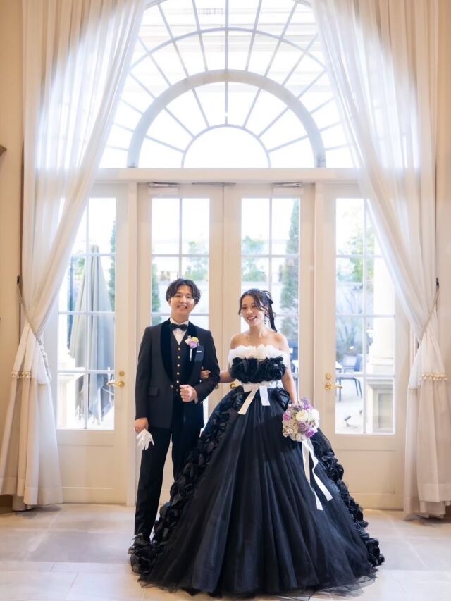 「あなた以外には染まりません」
という意味をもつブラックドレス 🖤

素敵なご縁をいただき ネオス・ミラベル様で
挙げられたおふたりより前撮りと当日のお写真をいただきました📸

.

品番:KH-0563 black

どの角度から見ても美しく、思わず見惚れてしまうようなドレスを生み出す #KIYOKOHATA のブラックドレス🖤

胸元とスカートに咲き誇る薔薇をウエストのリボンでブーケのようにまとめ、
前開きのスカートのようにあしらった薔薇がスタイルアップ効果を叶えます💫

この度はおめでとうございます🍾

.

ご試着をご希望の方は保存して
ご来店の際にスタッフご提示ください📍

.

👗 @kiyoko_hata 

.

#kh0563
#kiyokohata
#キヨコハタ
#キヨコハタドレス
#ブラックドレス
.

\契約特典&持ち込み料負担キャンペーン実施中/

式場紹介も承っております
自分たちに合う衣裳、会場がわからない etc...

まずはお気軽にご連絡ください☎️✉️

  𝘞𝘌𝘋𝘋𝘐𝘜𝘙𝘓 𝘔𝘈𝘙𝘐𝘈

📍 山梨県中巨摩郡昭和町飯喰457-5

  𝖳𝖤𝖫  055-225-6307
  𝖨𝗇𝗌𝗍𝖺𝗀𝗋𝖺𝗆 @weddiurlmaria 

 

#結婚式#ドレス#タキシード
#ウェディングドレス#カラードレス
#プレ花嫁
#ドレス試着
#ドレス試着レポ
#ウェディングヘア
#花嫁ヘア 
#山梨花嫁 
#ウェデュールマリア