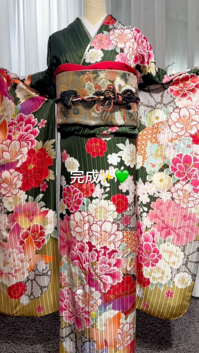 ▷▶︎着物レンタル受付中‪‪

振袖コーディネート動画です👘

振袖コーディネート初動画は、緑色の振袖を使って王道コーディネートをしてみました💚
緑色の振袖をお考えの方はぜひご参考ください☺️

皆様は何色の振袖を着ますか？？
ぜひコメントで教えてください🎀

今後も成人式・卒業式を迎える方に役立つ情報を載せていきますので、ぜひフォローといいねお願いします😊

⋆┈┈┈┈┈┈┈┈┈┈┈┈┈┈┈⋆

2026年・2027年成人式
2026年卒業式
ご予約受付中です＊

振袖レンタル 66,000円～
卒業袴レンタル 16,500円～

#山梨成人式
#山梨卒業式 

⋆┈┈┈┈┈┈┈┈┈┈┈┈┈┈┈⋆

︎︎︎︎◾︎ 振袖レンタル 
◾︎不足の小物をレンタルしてママ振りをアレンジ
◾︎卒業式袴レンタル

着物レンタルからヘアメイク・着付も承ります✨️
詳細はお問い合わせください♪

特別なヘアメイクで、
大切な一日に寄り添います

𓂃𓂃𓂃𓂃𓂃𓂃𓂃𓂃𓂃𓂃𓂃𓂃𓂃

  ヘアメイク着付け受付中です𓈒𓏸︎︎︎︎

 ▷ @weddiurlmaria_hairmake 

𓂃𓂃𓂃𓂃𓂃𓂃𓂃𓂃𓂃𓂃𓂃𓂃𓂃

  𝘞𝘌𝘋𝘋𝘐𝘜𝘙𝘓 𝘔𝘈𝘙𝘐𝘈

📍 山梨県中巨摩郡昭和町飯喰457-5

  𝖳𝖤𝖫  055-225-6307
  𝖨𝗇𝗌𝗍𝖺𝗀𝗋𝖺𝗆 @weddiurlmaria 

 

#成人式 
#2026成人式 
#振袖 
#振袖コーディネート 
#着物レンタル 
#卒業式 
#成人式ヘア