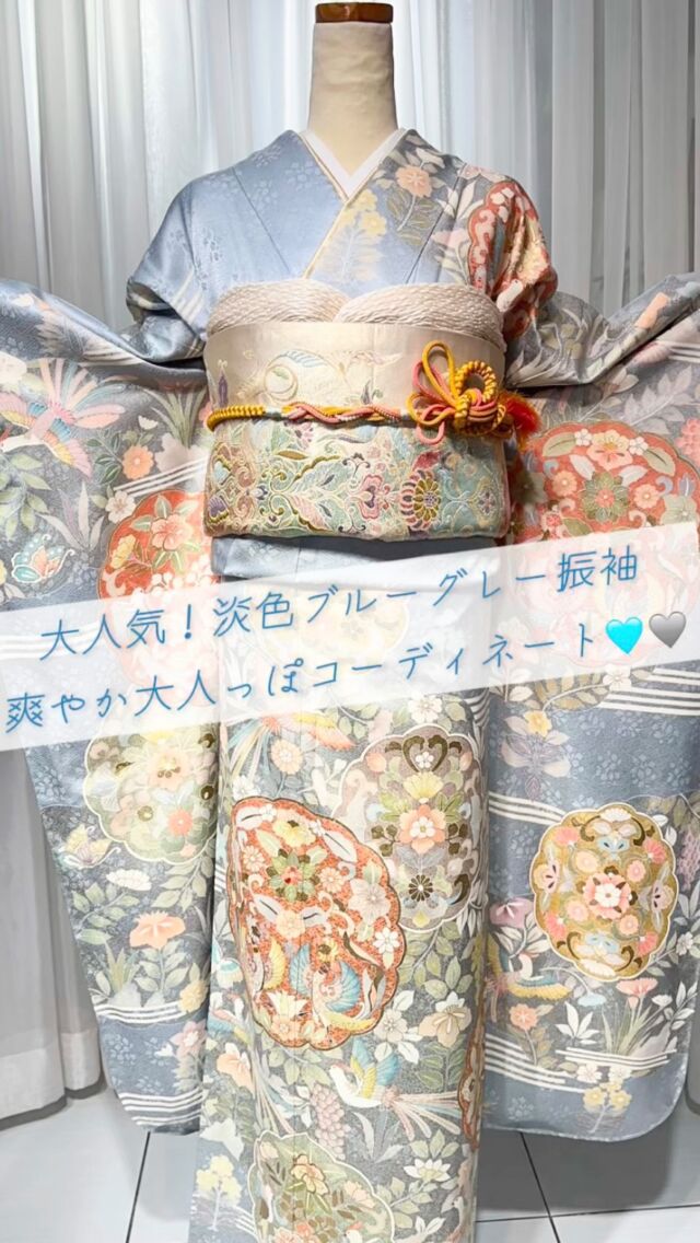 【振袖コーディネート動画👘】

今回は大人気の淡色❕ブルーグレーの振袖で爽やか大人っぽコーディネートをしました🩵🩶

この着物に描かれている鳥は「鳳凰」という、非常に縁起の良い鳥で、古くから平和と幸福の象徴とされてきました。そのため、成人式などの晴れやかな舞台にふさわしい柄として、たいへん人気があります🐦‍🔥🍀

皆様は何色の振袖を着ますか？？ぜひコメントで教えてください🎀

組み合わせる小物によって印象がガラッと変わるので、当店ではお客様のお好みに合わせてコーディネートをご提案させていただいております♪

今後も成人式・卒業式を迎える方に役立つ情報を載せていきますので、ぜひフォロー・いいねをお願いします☺️

⋆┈┈┈┈┈┈┈┈┈┈┈┈┈┈┈⋆

2026年・2027年成人式
2026年卒業式
ご予約受付中です＊

振袖レンタル 66,000円～
卒業袴レンタル 16,500円～

#山梨成人式
#山梨卒業式 

⋆┈┈┈┈┈┈┈┈┈┈┈┈┈┈┈⋆

𝘞𝘌𝘋𝘋𝘐𝘜𝘙𝘓 𝘔𝘈𝘙𝘐𝘈

📍 山梨県中巨摩郡昭和町飯喰457-5

  𝖳𝖤𝖫  055-225-6307
  𝖨𝗇𝗌𝗍𝖺𝗀𝗋𝖺𝗆 @weddiurlmaria 

#成人式 #成人式コーデ #振袖 #振袖コーデ #振袖レンタル #振袖前撮り #振袖ヘア#2026成人式 #山梨成人式 #2026成人式 #淡色コーデ