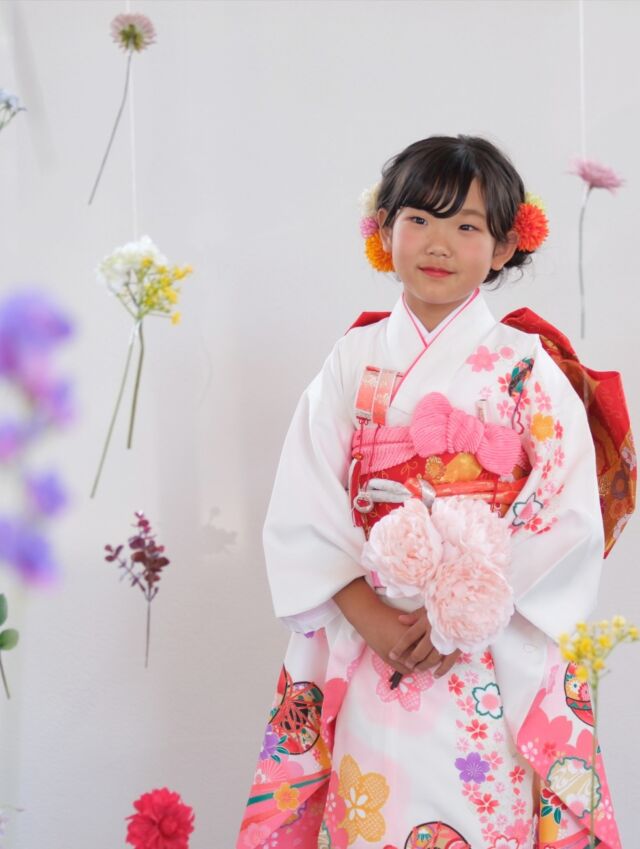 ⌇ 七五三
ちょっと大人っぽく、でもまだあどけない笑顔🌸

大切な節目を、おしゃれに写真で残しませんか📷✨️

七五三・成人式・卒業式
それぞれの特別な瞬間をトータルでサポートします。

衣裳レンタル：16,500円～
撮影（データ10カット付）：33,000円～

ヘアメイクの優待特典もあり！
まずはお気軽にお問い合わせくださいませ❁⃘*.ﾟ

———
衣装レンタル・ヘアメイク・着付け・撮影まで、
思い出を美しくカタチに。

𓂃𓂃𓂃𓂃𓂃𓂃𓂃𓂃𓂃𓂃𓂃𓂃𓂃

  𝘞𝘌𝘋𝘋𝘐𝘜𝘙𝘓 𝘔𝘈𝘙𝘐𝘈

📍 山梨県中巨摩郡昭和町飯喰457-5

  𝖳𝖤𝖫  055-225-6307
  𝖨𝗇𝗌𝗍𝖺𝗀𝗋𝖺𝗆 @weddiurlmaria 

#七五三 #七五三7歳 #七五三撮影 #七五三レンタル
#成人式振袖 #卒業袴 #フォトスタジオ #記念日フォト
#ヘアメイク着付け #ウェデュールマリア
