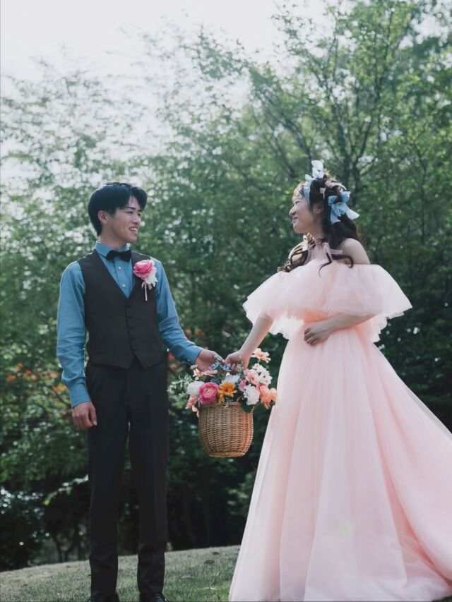 ふわふわ淡〜いピンクドレス👗

世界感が可愛すぎるおふたりのこだわりのつまったコーディネート🩵🩷

リボンいっぱいなヘアにふわっふわなドレスが可愛すぎます🫧

ぜひコーディネートの参考にしてみてくださいね♪

👗CD131
👔 @atelieryuka_official 
💄 @amini.c0 
📸 @y_koike_ 

produce by
@ozbridal_official 
@ozbridal_yamanashi 

・

#オズブライダル 
#ウェデュールマリア 

…

契約特典＆持ち込み料負担キャンペーン実施中/
式場紹介も承っております
自分たちに合う衣裳、会場がわからない etc....
まずはお気軽にご連絡ください📞✉️

𓂃𓂃𓂃𓂃𓂃𓂃𓂃𓂃𓂃𓂃𓂃𓂃𓂃

𝘞𝘌𝘋𝘋𝘐𝘜𝘙𝘓 𝘔𝘈𝘙𝘐𝘈

📍 山梨県中巨摩郡昭和町飯喰457-5

  𝖳𝖤𝖫  055-225-6307

#結婚式 #ドレス #タキシード 
#ウェディングドレス #カラードレス #タキシード 
#プレ花嫁 #dressy花嫁 
#ドレス試着 
#ヘアメイク 
#ブライダルヘア 
#花嫁ヘア 
#山梨花嫁 
#関東花嫁 
#山梨結婚式 
#山梨ドレスショップ