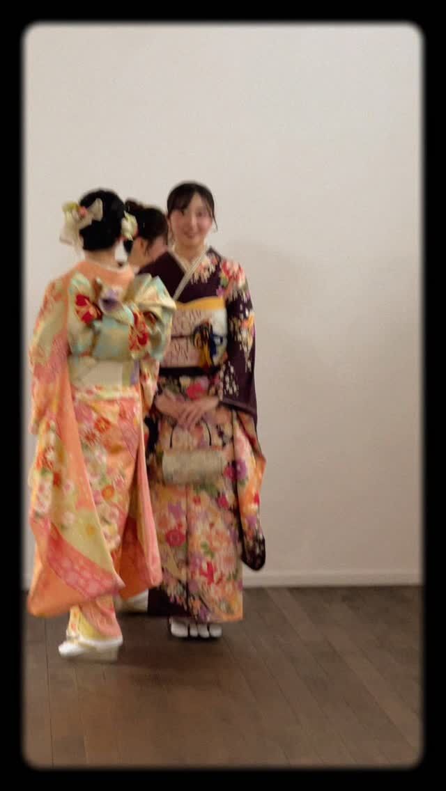 友達と撮るから、楽しい📸✨️

ちょっと緊張する前撮りも、
友達と一緒なら自然な笑顔に☺️
成人の記念も、卒業前の思い出も、
「今」をそのまま写真に残そう。

友フォト前撮り、受付中🌸

ご予約・お問い合わせ📱
▶︎ プロフィールリンクから公式LINEへ
⁡
⁡
【セラヴィ山梨提携店】
@cestlavie_st 

セラヴィ×ウェデュール・マリアの
コラボで実現した豊富な衣装ラインナップ✨

ヘアメイクの優待特典もあり！
まずはお気軽にお問い合わせくださいませ❁⃘*.ﾟ

———
衣装レンタル・ヘアメイク・着付け・撮影まで、
思い出を美しくカタチに。

𓂃𓂃𓂃𓂃𓂃𓂃𓂃𓂃𓂃𓂃𓂃𓂃𓂃𓂃𓂃

  𝘞𝘌𝘋𝘋𝘐𝘜𝘙𝘓 𝘔𝘈𝘙𝘐𝘈

📍 山梨県中巨摩郡昭和町飯喰457-5

  𝖳𝖤𝖫  055-225-6307
  𝖨𝗇𝗌𝗍𝖺𝗀𝗋𝖺𝗆 👗@weddiurlmaria 
  𝖨𝗇𝗌𝗍𝖺𝗀𝗋𝖺𝗆 💄@weddiurlmaria_hairmake

 

#振袖 
#卒業袴 
#山梨着物レンタル 
#山梨成人式 
#kimono