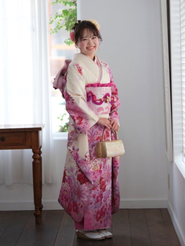 ⌇ 【早割アリ】2027成人式受付中👘💛
⁡
早期予約第2弾キャンペーン✨
2026年6月30日迄のご成約で
レンタル料最大20％OFF！！
当日お支度優待！

2027年成人式
2028年成人式
2027年卒業式
ご予約受付中です＊

振袖レンタル 66,000円～
卒業袴レンタル 16,500円～

#山梨成人式
#山梨卒業式 

七五三・成人式・卒業式
それぞれの特別な瞬間をトータルでサポートします。

【セラヴィ山梨提携店】
@cestlavie_st 

セラヴィ×ウェデュール・マリアの
コラボで実現した豊富な衣装ラインナップ✨

ヘアメイクの優待特典もあり！
まずはお気軽にお問い合わせくださいませ❁⃘*.ﾟ

———
衣装レンタル・ヘアメイク・着付け・撮影まで、
思い出を美しくカタチに。

𓂃𓂃𓂃𓂃𓂃𓂃𓂃𓂃𓂃𓂃𓂃𓂃𓂃

  𝘞𝘌𝘋𝘋𝘐𝘜𝘙𝘓 𝘔𝘈𝘙𝘐𝘈

📍 山梨県中巨摩郡昭和町飯喰457-5

  𝖳𝖤𝖫  055-225-6307
  𝖨𝗇𝗌𝗍𝖺𝗀𝗋𝖺𝗆 @weddiurlmaria 

#成人式振袖 #卒業袴 #フォトスタジオ