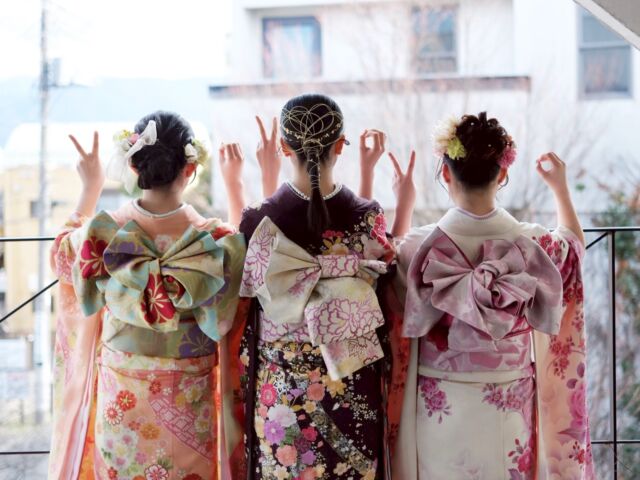 友達と撮るから、楽しい📸✨️

ちょっと緊張する前撮りも
友達と一緒なら自然な笑顔に☺️
成人の記念も、卒業前の思い出も、
「今」をそのまま写真に残そう。

友フォト前撮り、受付中🌸

ご予約・お問い合わせ📱
▶︎ プロフィールリンクから公式LINEへ
⁡
⁡
【セラヴィ山梨提携店】
@cestlavie_st 

セラヴィ×ウェデュール・マリアの
コラボで実現した豊富な衣装ラインナップ✨

ヘアメイクの優待特典もあり！
まずはお気軽にお問い合わせくださいませ❁⃘*.ﾟ

———
衣装レンタル・ヘアメイク・着付け・撮影まで、
思い出を美しくカタチに。

𓂃𓂃𓂃𓂃𓂃𓂃𓂃𓂃𓂃𓂃𓂃𓂃𓂃𓂃𓂃

  𝘞𝘌𝘋𝘋𝘐𝘜𝘙𝘓 𝘔𝘈𝘙𝘐𝘈

📍 山梨県中巨摩郡昭和町飯喰457-5

  𝖳𝖤𝖫  055-225-6307
  𝖨𝗇𝗌𝗍𝖺𝗀𝗋𝖺𝗆 👗@weddiurlmaria 
  𝖨𝗇𝗌𝗍𝖺𝗀𝗋𝖺𝗆 💄@weddiurlmaria_hairmake

 

#振袖 
#卒業袴 
#山梨着物レンタル 
#山梨成人式 
#kimono